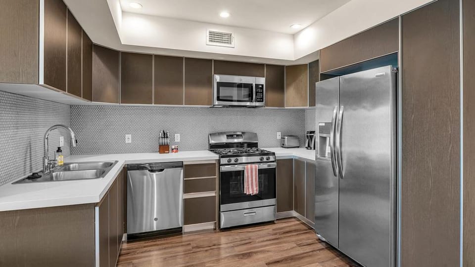 Landing Modern Apartment with Amazing Amenities (ID3341X38) Apartment in West Hollywood