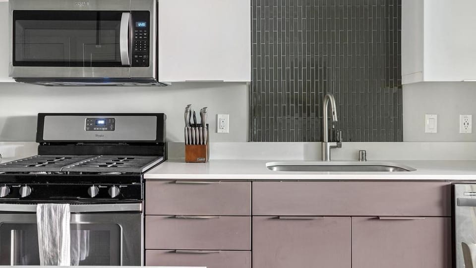 Landing Modern Apartment with Amazing Amenities (ID1208X543) Apartment in Orange