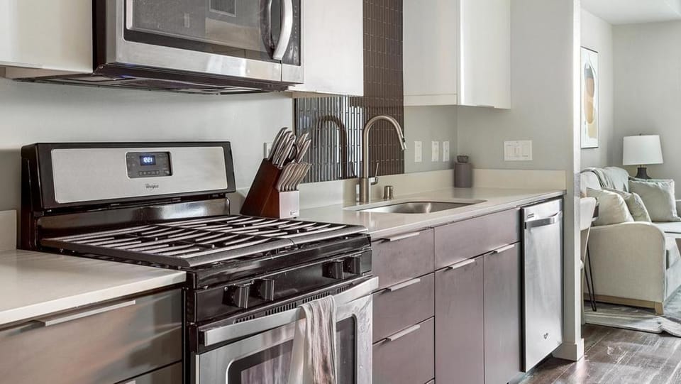 Landing Modern Apartment with Amazing Amenities (ID1208X543) Apartment in Orange