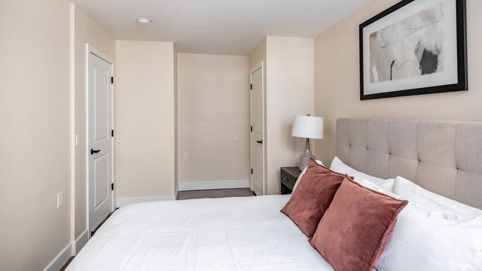 Landing Modern Apartment with Amazing Amenities (ID4643) Apartment in Windsor