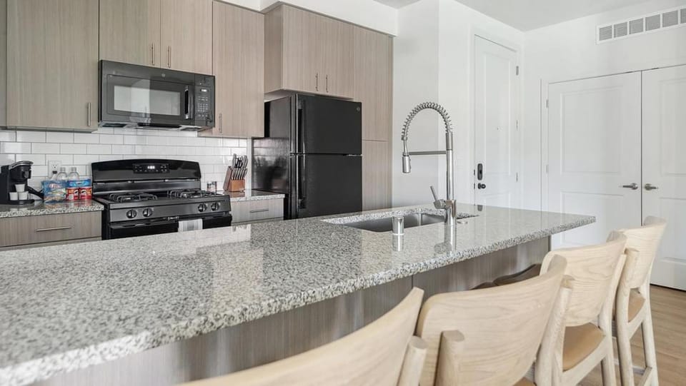 Landing Modern Apartment with Amazing Amenities (ID7745X98) Apartment in Albuquerque