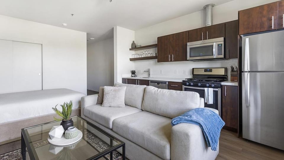 Landing Modern Apartment with Amazing Amenities (ID1357X457) Apartment in Vancouver