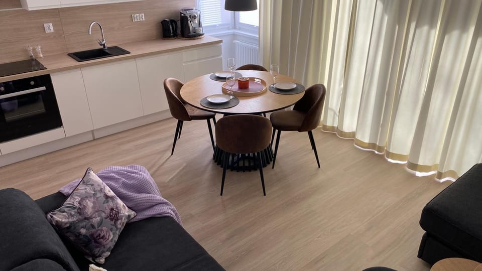 Kitchen or kitchenette, Living room, Seating area, Dining area