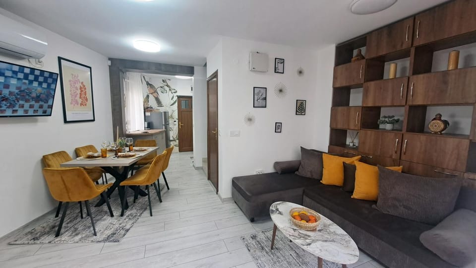 Living room, Food and drinks, Seating area, Dining area, Food