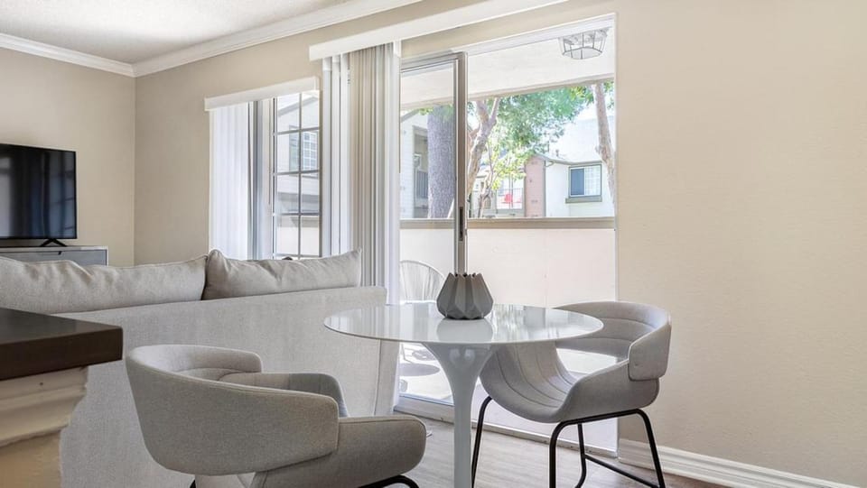 Landing Modern Apartment with Amazing Amenities (ID8322X41) Apartment in Chino