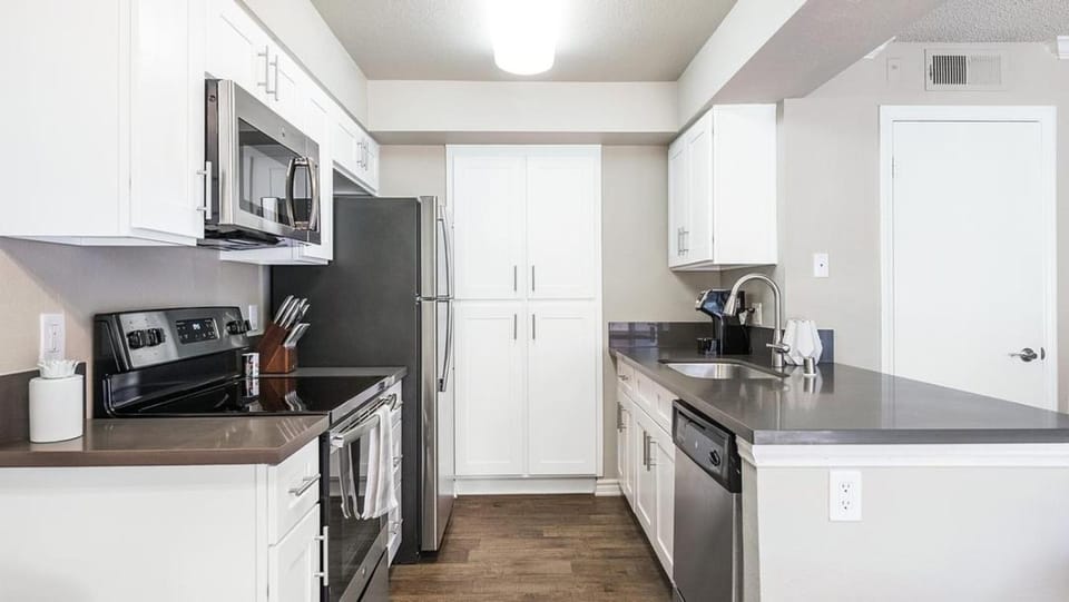 Landing Modern Apartment with Amazing Amenities (ID8322X41) Apartment in Chino