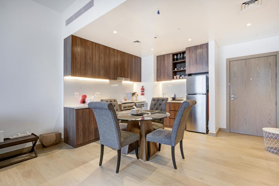 Kitchen or kitchenette, Dining area