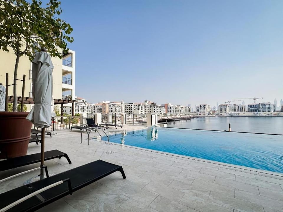 Day, Swimming pool