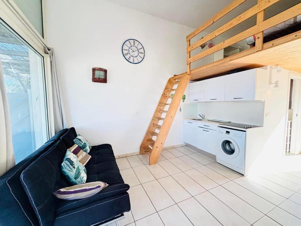Kitchen or kitchenette, Bedroom