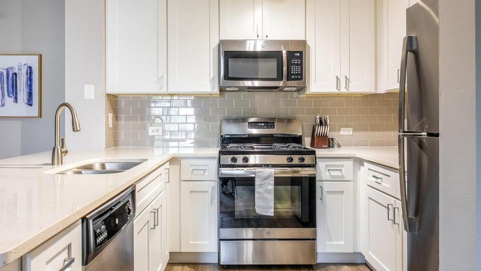 Landing Modern Apartment with Amazing Amenities (ID4377X11) Apartment in Naperville