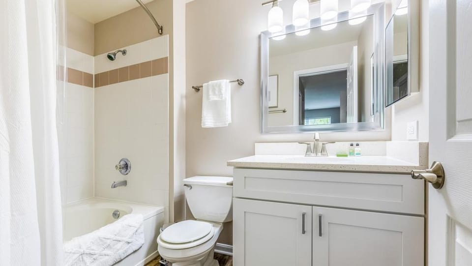 Landing Modern Apartment with Amazing Amenities (ID4377X11) Apartment in Naperville