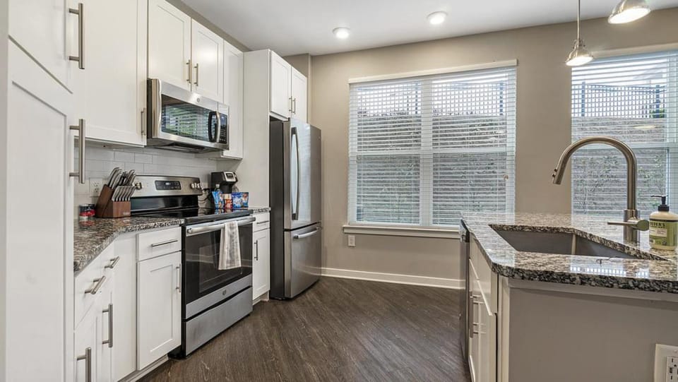 Landing Modern Apartment with Amazing Amenities (ID8082X78) Apartment in Durham