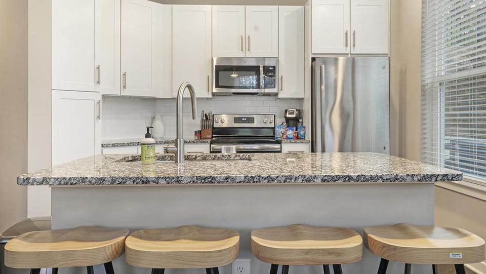 Landing Modern Apartment with Amazing Amenities (ID8082X78) Apartment in Durham