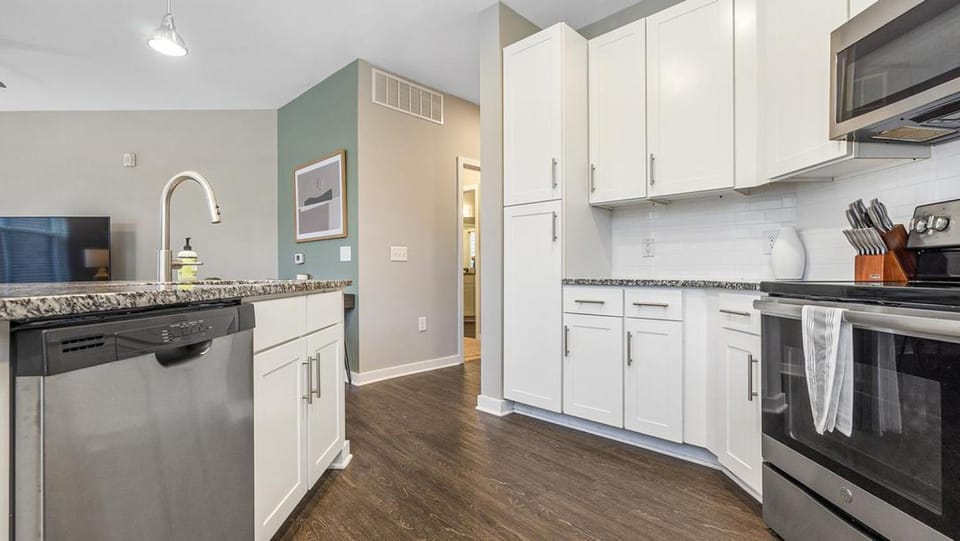 Landing Modern Apartment with Amazing Amenities (ID8082X78) Apartment in Durham