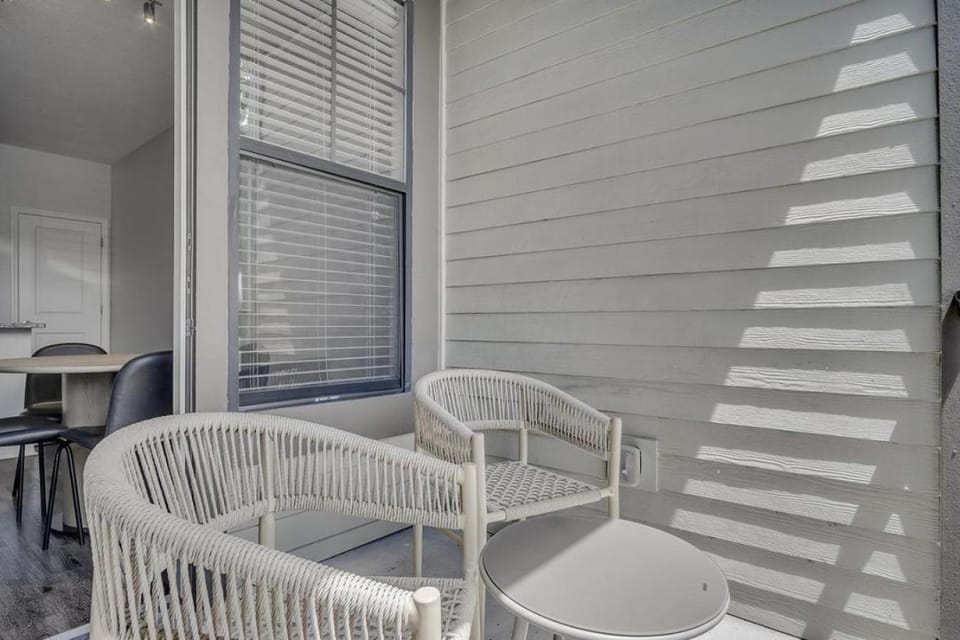 Landing Modern Apartment with Amazing Amenities (ID5692X84) Apartment in Town N Country