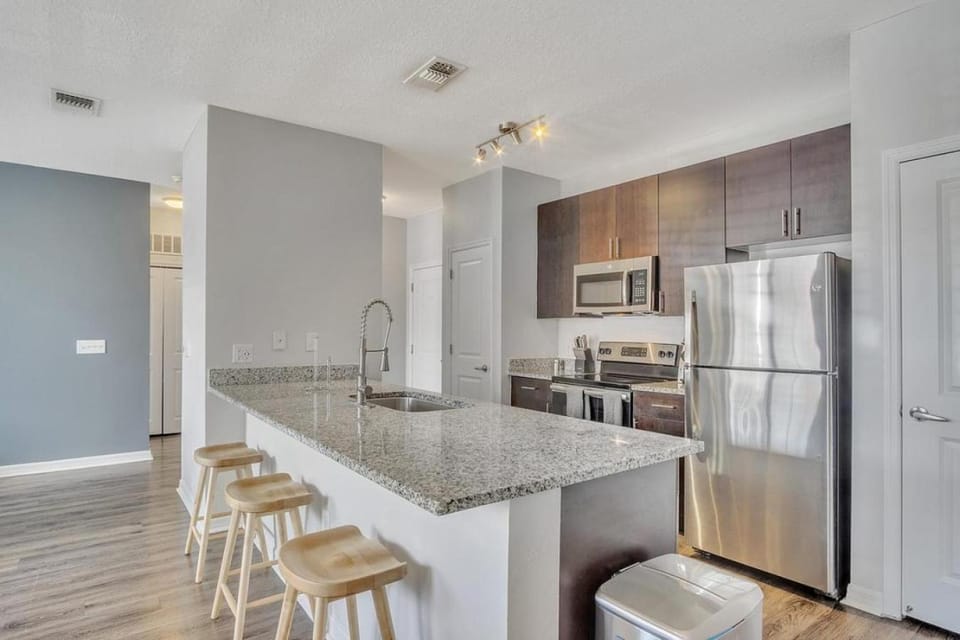 Landing Modern Apartment with Amazing Amenities (ID5692X84) Apartment in Town N Country