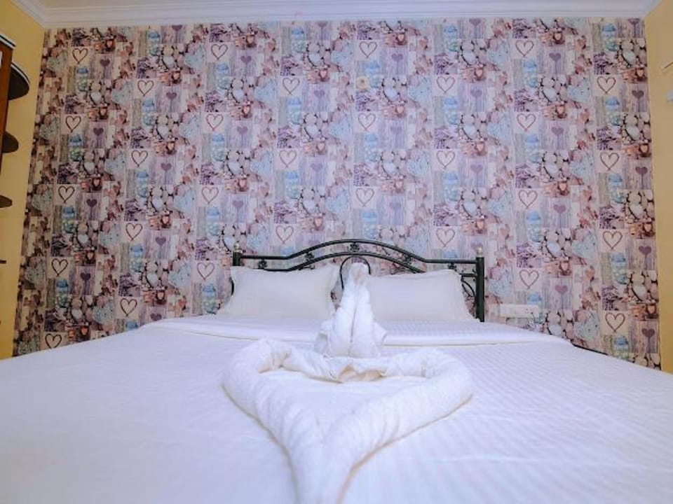 1 Bed Apartment Sleeps 2 - Pool Parking Balcony Apartment in Goa, India
