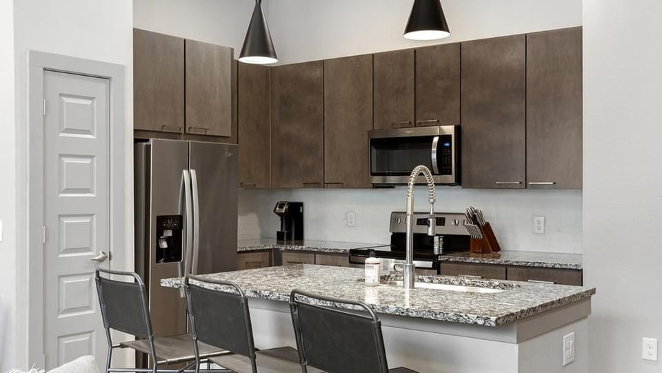 Landing Modern Apartment with Amazing Amenities (ID3691X68) Apartment in Montopolis
