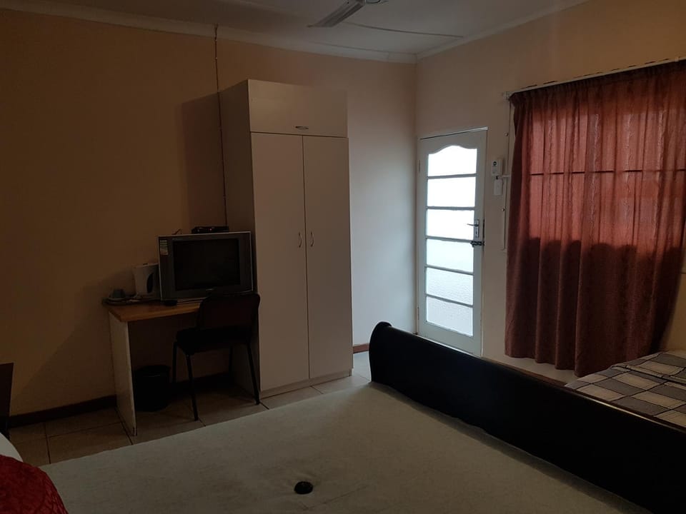 Bed, Bathroom, TV and multimedia, Coffee/tea facilities, Photo of the whole room, Bedroom, Inner courtyard view, hair dresser