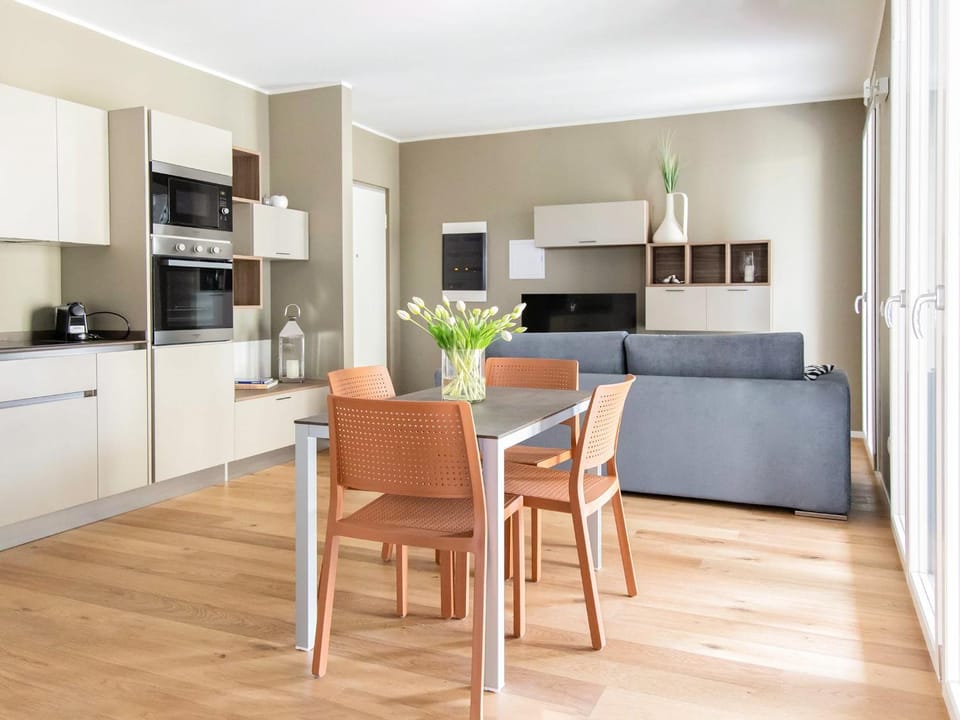 Kitchen or kitchenette, Living room, Seating area, Dining area