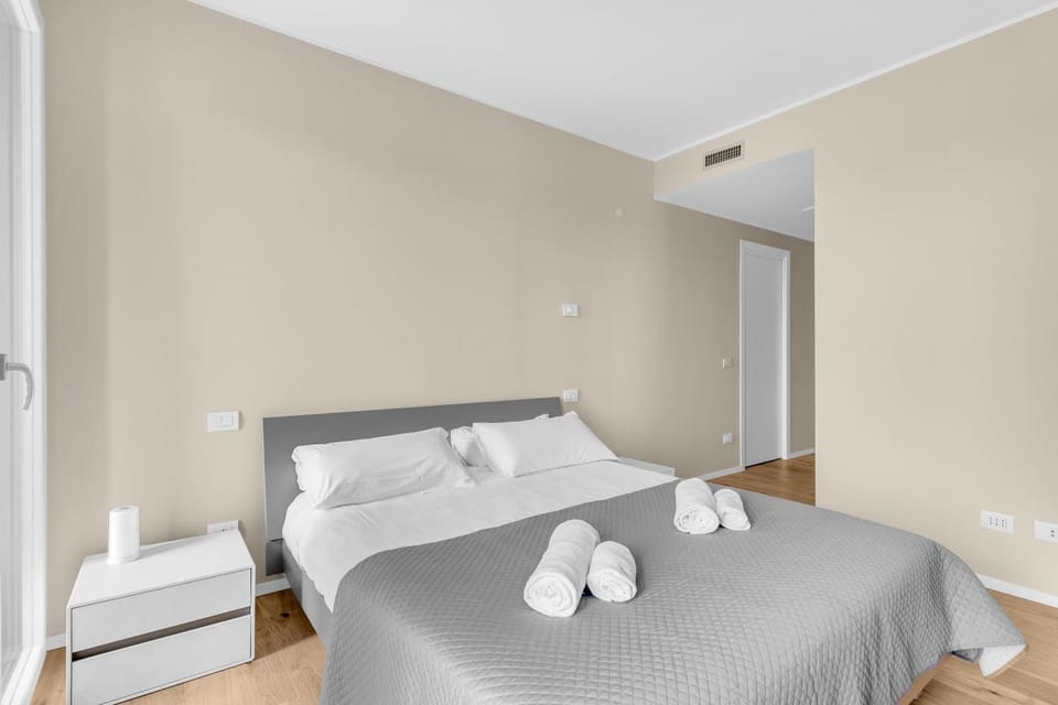 Bed, Bedroom, towels