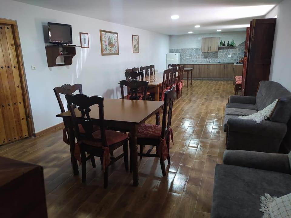 Kitchen or kitchenette, Seating area