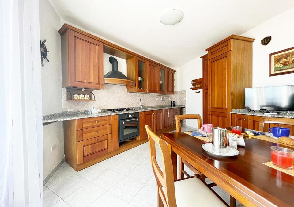 Kitchen or kitchenette, Dining area, dishwasher, pet friendly, stove