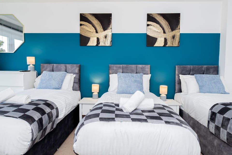 Wow BooK ME 9 beds 25 Baths CONTRACTORS,FAMILY! House in Reading