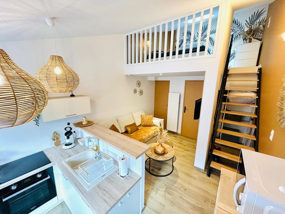 Kitchen or kitchenette, Living room