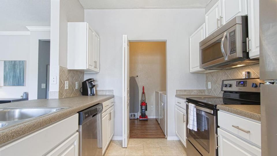 Landing Modern Apartment with Amazing Amenities (ID8629X90) Apartment in Pinellas Park