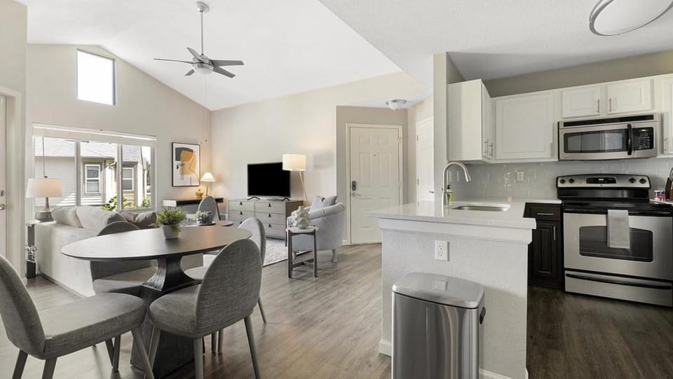 Landing Modern Apartment with Amazing Amenities (ID9835X53) Apartment in Tanasbourne