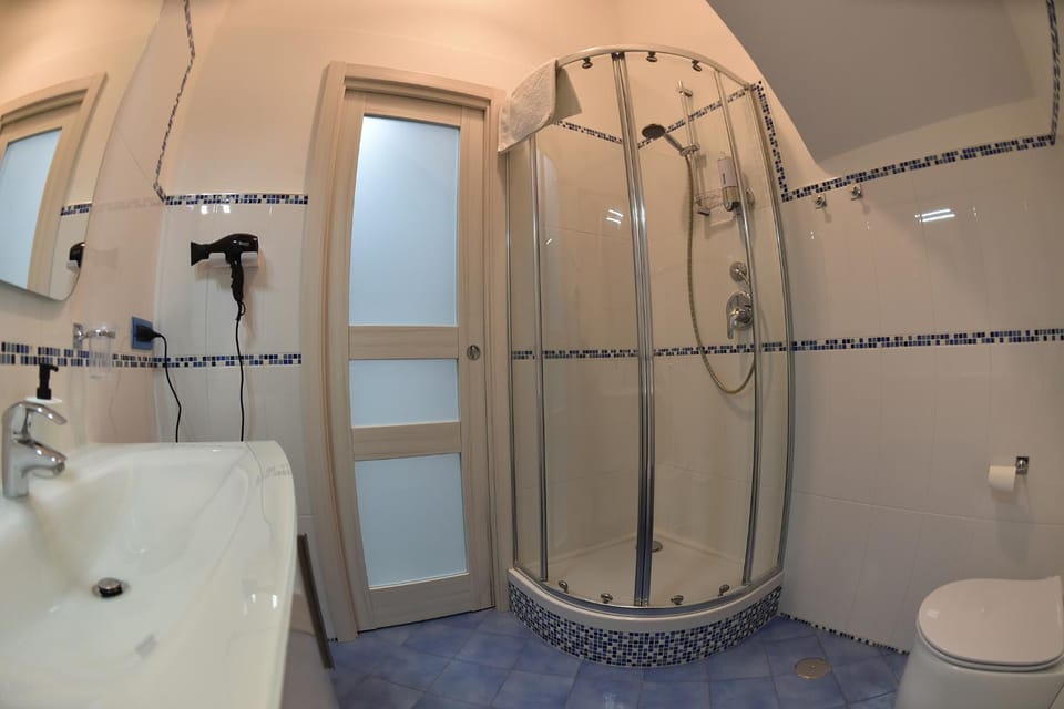 Shower, Toilet, Bathroom, Internal: Not applicable to any particular room