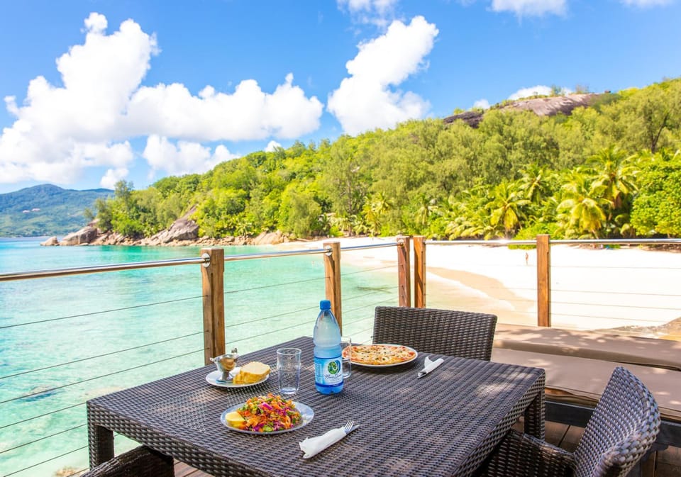 Restaurant/places to eat, Balcony/Terrace, Food and drinks, Beach, Alcoholic drinks
