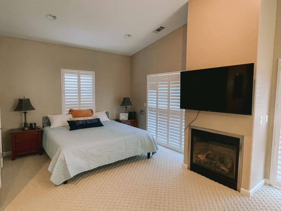 Bed, TV and multimedia, Photo of the whole room, Bedroom, flat iron