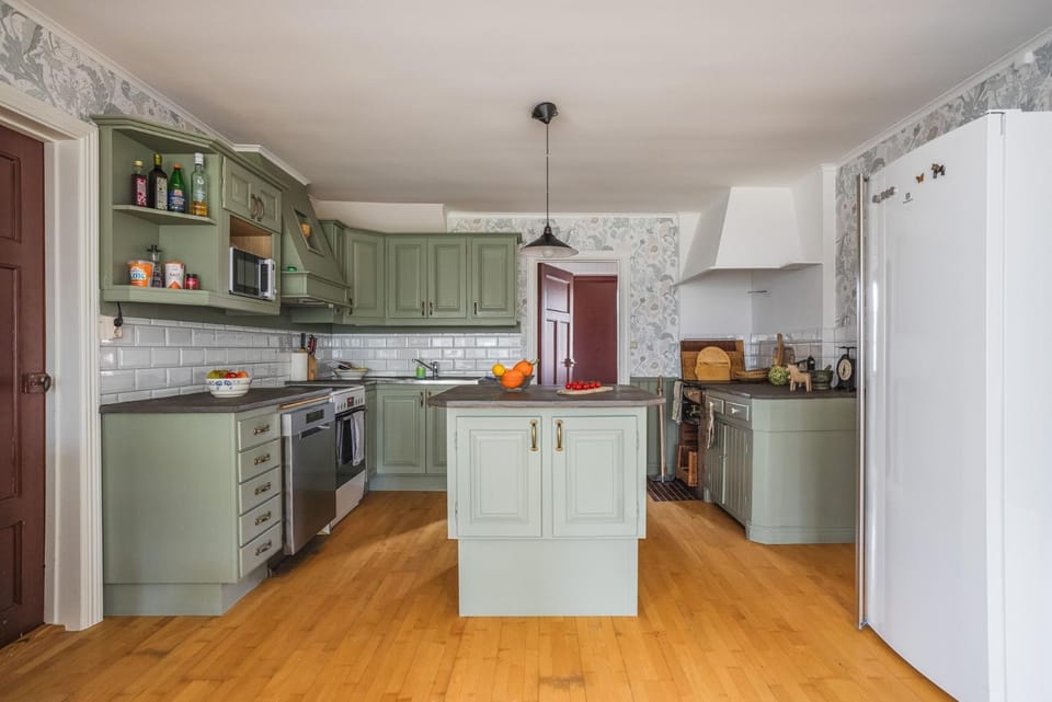 Charming Forest Retreat, 15 Min from Mariefred Villa in Stockholm County