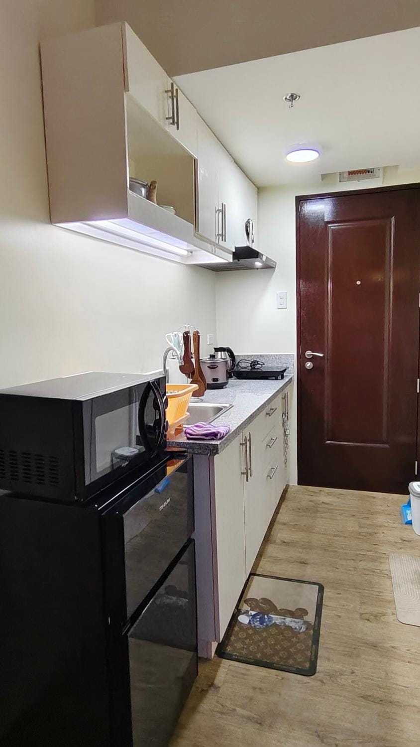 Kitchen or kitchenette, minibar