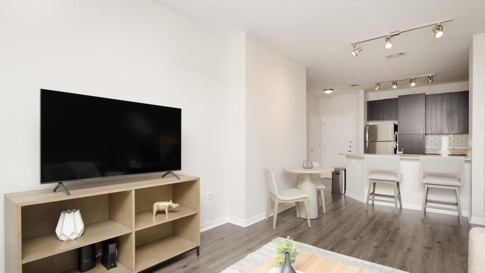Landing Modern Apartment with Amazing Amenities (ID7605X82) Apartment in Town N Country