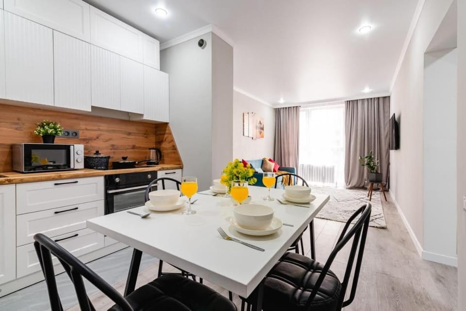 Dining area, Food, minibar, stove