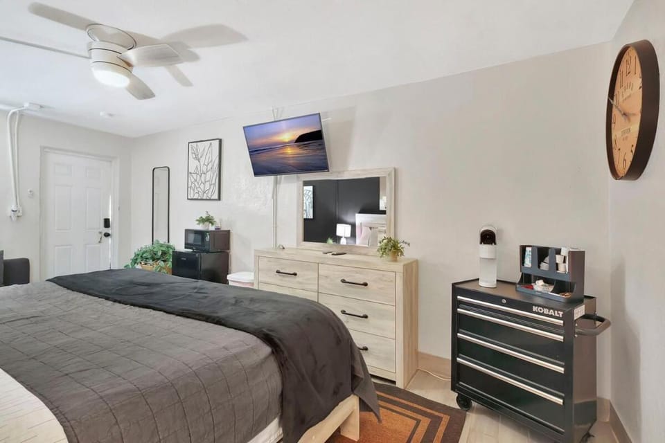 Special - Xtra Comfy - King Bed Chalet in Lake Okeechobee
