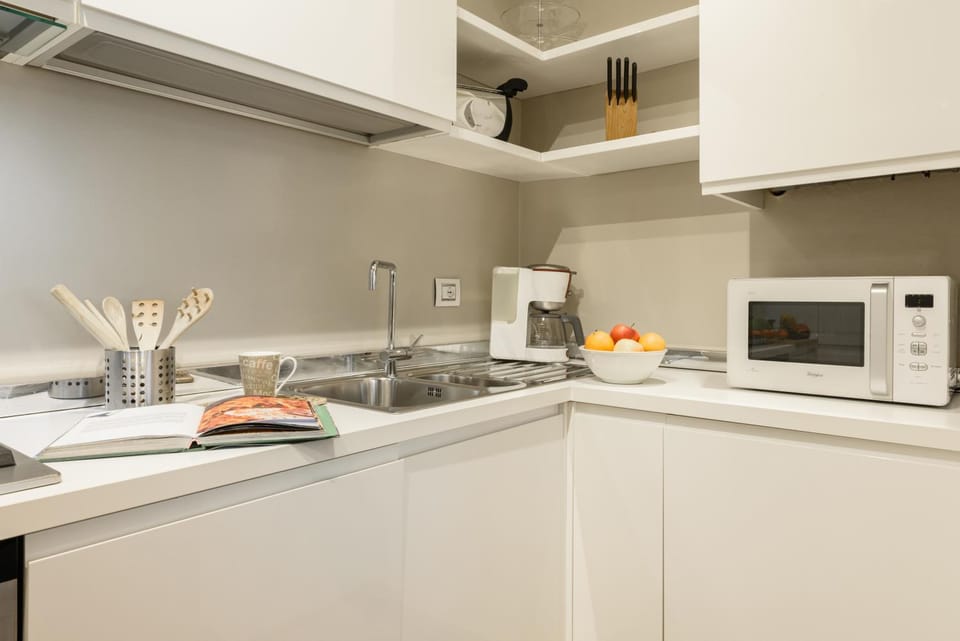 Kitchen or kitchenette, minibar