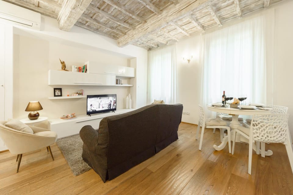 TV and multimedia, Living room, Seating area, Dining area