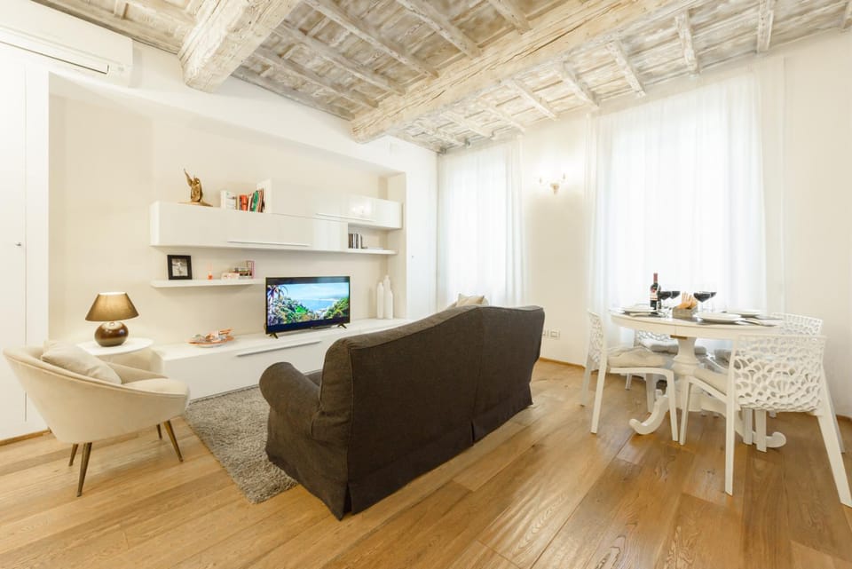 TV and multimedia, Living room, Seating area, Dining area