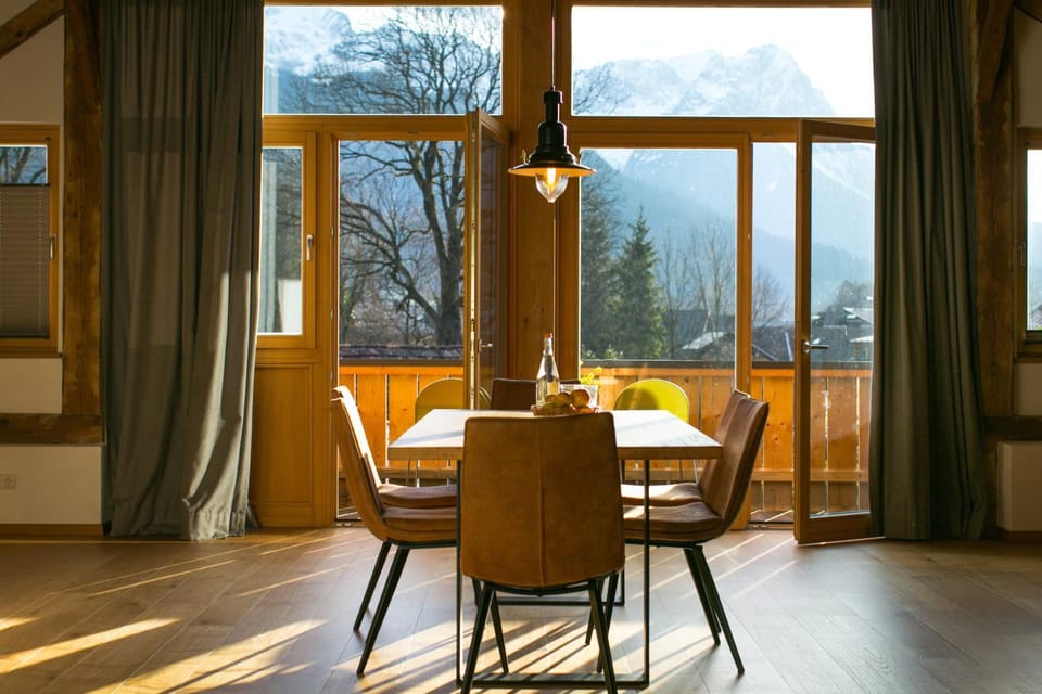 Photo of the whole room, Seating area