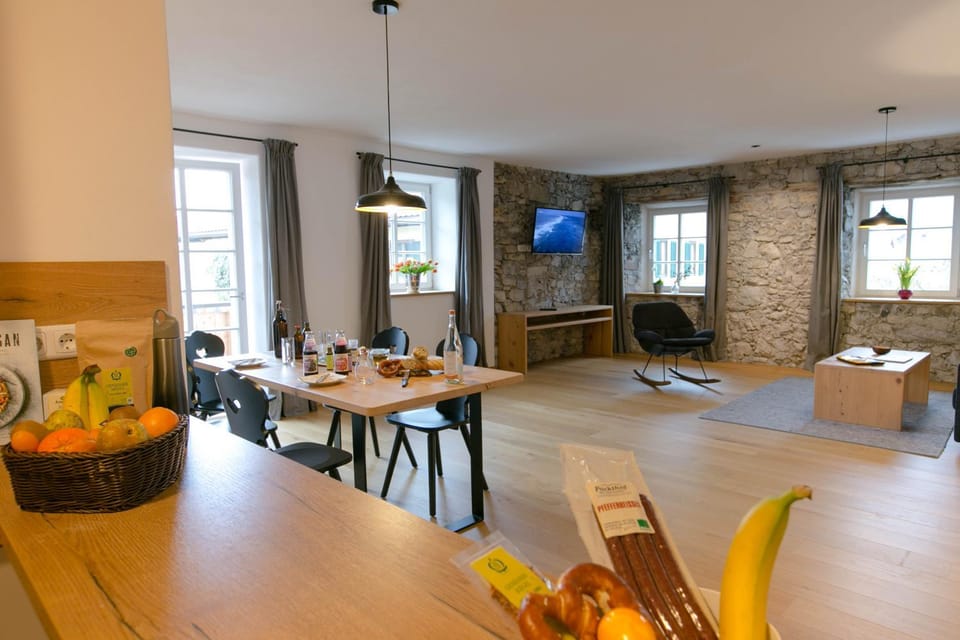 Living room, Food and drinks, Banquet/Function facilities, Dining area, Evening entertainment