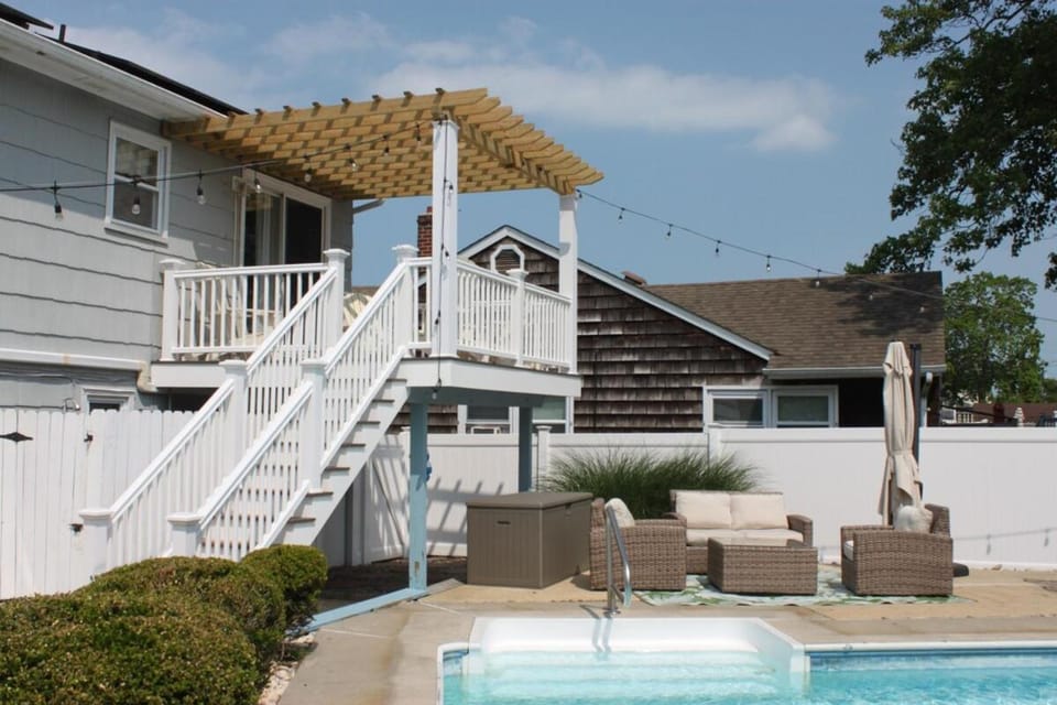 Gorgeous beach house with large pool & private beach, just 3 blocks away!! House in Point Pleasant Beach