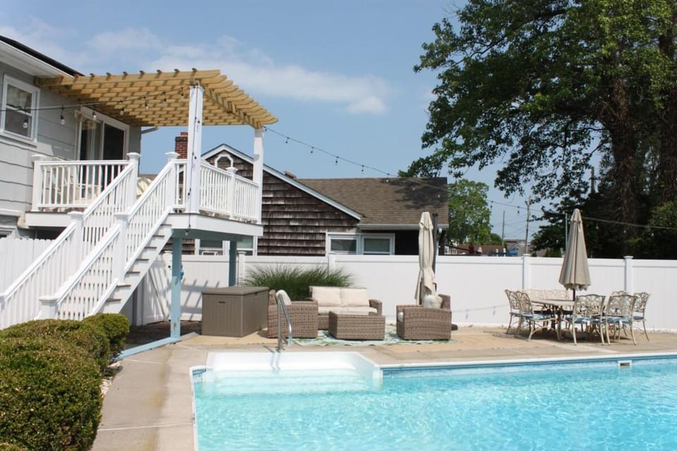 Gorgeous beach house with large pool & private beach, just 3 blocks away!! House in Point Pleasant Beach