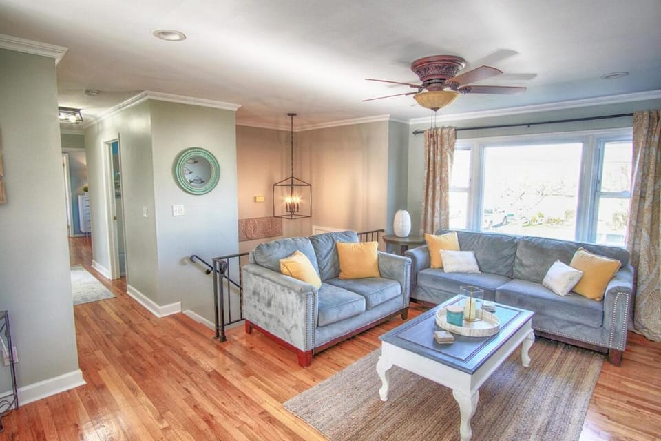 Gorgeous beach house with large pool & private beach, just 3 blocks away!! House in Point Pleasant Beach