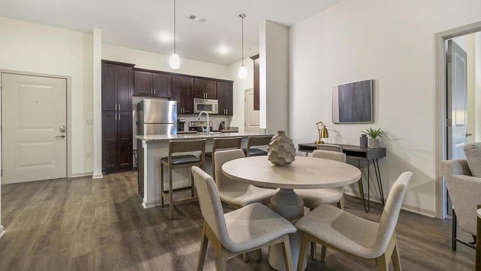 Landing Modern Apartment with Amazing Amenities (ID9491X71) Apartment in Brentwood