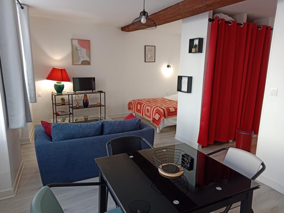 Bed, TV and multimedia, Living room, Seating area, Dining area, Bedroom