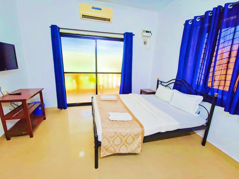 Bed, TV and multimedia, Bedroom, air conditioner